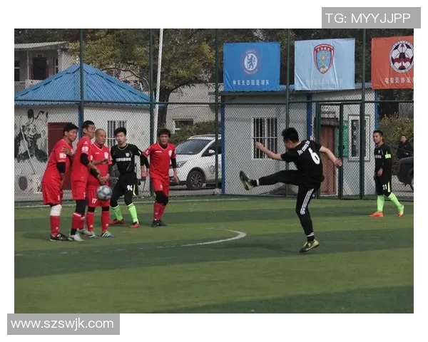 斗鸡眼足球明星的传奇人生与赛场风采揭秘